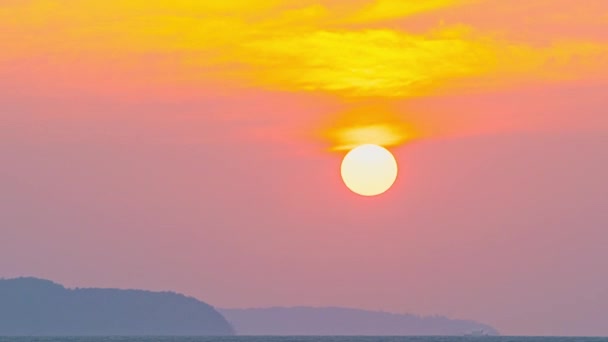 Lapso Tempo Sol Aumentou Céu Amarelo Manhã Sobre Mar — Vídeo de Stock