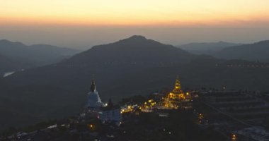 Wat Pha Sorn Kaew 'da güzel Buda heykeli ve altın pagoda ile altın gün batımı görüntüsü