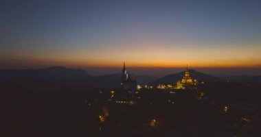 Gökyüzü manzaralı Wat Pha Sorn Kaew altın pagoda ve Buda heykeli altın günbatımında