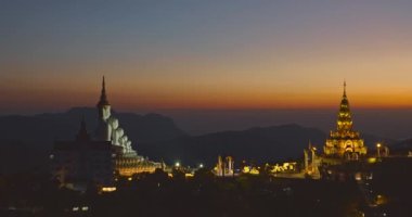 Wat Pha Sorn Kaew 'in altın tapınağı ve Buda heykeli üzerinde hava manzarası