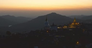 Altın gün batımı ve Buda heykeli Wat Pha Sorn Kaew
