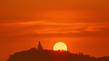 Güneşin kızıl gökyüzüne düşüşü
