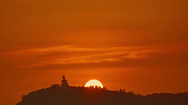 Güneşin dağdaki kızıl gökyüzüne düşüşü.