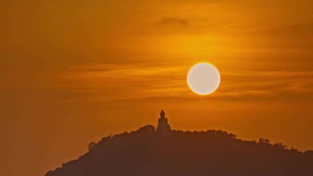 Проміжок Часу Кругле Жовте Сонце Стоїть Статуєю Великого Будди Пхукета — стокове відео