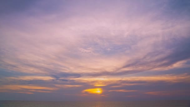 Время Проходит Удивительные Красочные Облака Над Океаном — стоковое видео