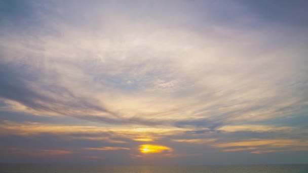 Красочные Облака Над Океаном — стоковое видео