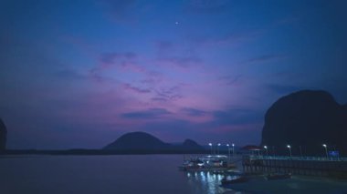 Alacakaranlıktaki Panyee adası, küçük ama sevimli bir ada köyü. Koh Panyee, Phang Nga 'nın diğer bir turistik merkezi. Futbol sahası.