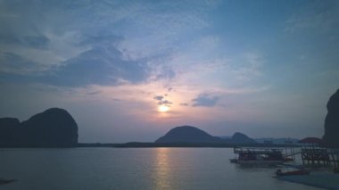 Günbatımında güzel bir gökyüzü hayal edin. Panyee Adası 'nda yüzen bir platformda futbol sahası. Phang Nga Körfezi' nin çarpıcı hava manzarasından yapılmış. 