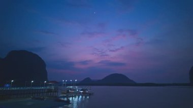 Alacakaranlıkta Panyee adasında zaman kaybı. Phang Nga ilinin Koh Panyee köyü 