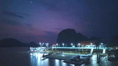 Alacakaranlıkta Panyee adasında zaman kaybı. Phang Nga ilinin Koh Panyee köyü 