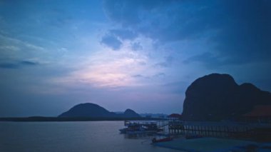 Alacakaranlıkta Panyee adasında zaman kaybı. Phang Nga ilinin Koh Panyee köyü 