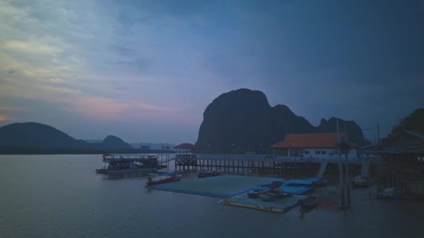 黄昏时分帕尼岛的时间流逝 Phang Nga省Koh Panyee村 — 图库视频影像