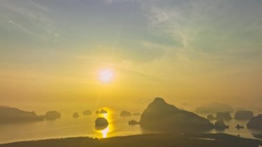 Zaman aşımı, güneş doğarken güzel sarı gökyüzü. Tayland, Phang Nga Körfezi 'ndeki muhteşem ada manzarası.
