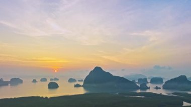 Gün batımında gökyüzünün zaman atlaması. Phang Nga Körfezi Tayland 'daki güzel adanın çarpıcı hava manzarası. Gün batımında dramatik bulutlar