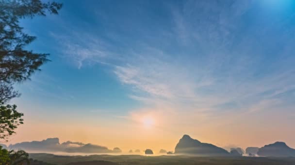 日が昇る美しい空の時間 タイのパンガンベイで美しい島の素晴らしい空想的な景色 日の出の間の劇的な雲 — ストック動画