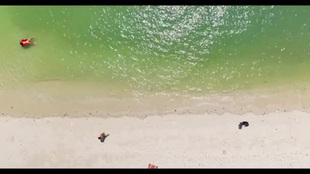 Αεροφωτογραφία Της Μικρής Παραλίας Απλώνεται Στη Θάλασσα Στην Παραλία Laem — Αρχείο Βίντεο