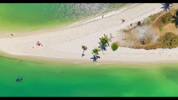 Αεροφωτογραφία Της Μικρής Παραλίας Απλώνεται Στη Θάλασσα Στην Παραλία Laem — Αρχείο Βίντεο