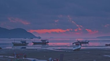 Güneşin doğuşunda balıkçı teknelerinin üzerinde güzel bir gökyüzü. Nefes kesici arka plan