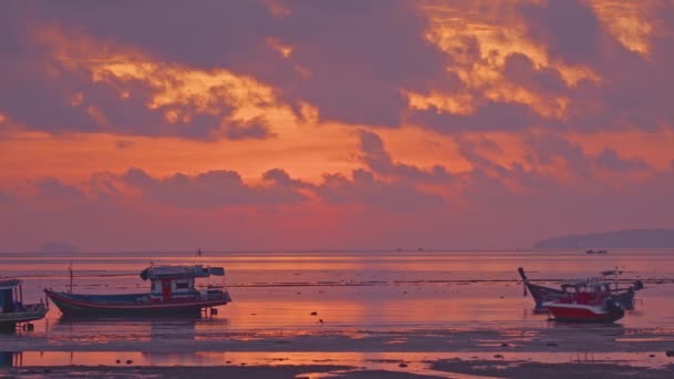 Belo Céu Sobre Barcos Pesca Nascer Sol Fundo Tirar Fôlego — Vídeo de Stock