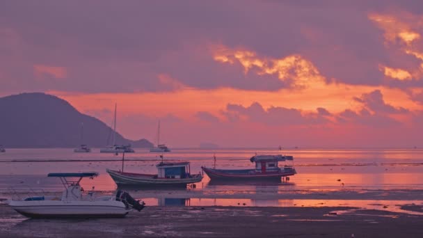 Krásná Obloha Nad Rybářskými Čluny Při Východu Slunce Dech Beroucí — Stock video