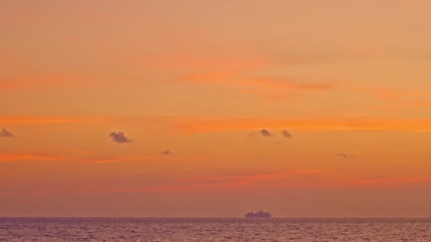 Круизное Судно Путешествующее Океану Время Золотого Летнего Заката — стоковое видео