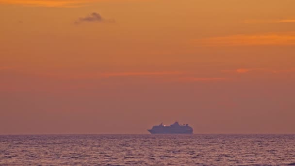 Kreuzfahrtschiff Fährt Während Des Goldenen Sonnenuntergangs Über Den Ozean — Stockvideo