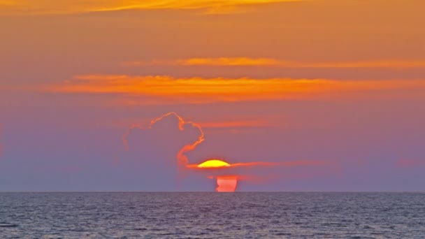 Bela Paisagem Nublada Sol Sobre Mar Pôr Sol Tiro Lapso — Vídeo de Stock