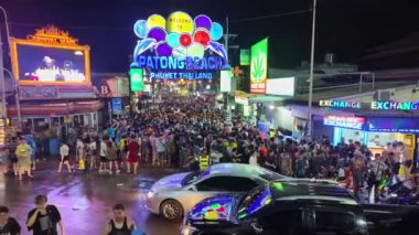 Phuket, Tayland-Nisan, 13. 2024: Tayland 'ın Songkran festivali, genellikle 13-16 Nisan tarihleri arasında üç gün sürer. Turistler, Songkran gecesinde Patong Sahili, Soi Bangla 'da suda oynarlar.. 