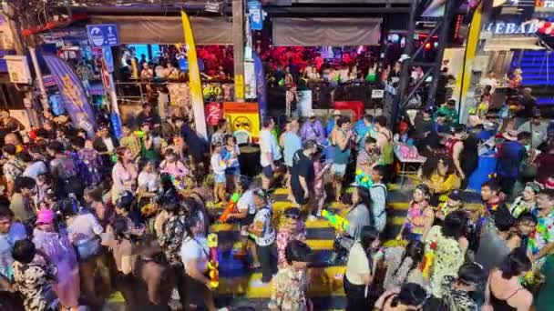 泰国普吉 2024年4月13日 泰国有史以来最大的新年庆祝活动吸引了游客 让他们沉浸在一个充满水的狂欢和文化灿烂的故事永远不会结束的体验中 — 图库视频影像