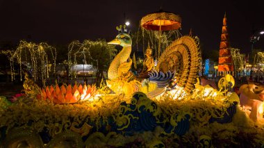 Bangkok, Tayland-Nisan 11: 2024 Sanam Luang 'daki çarpıcı Songkran geçidi. Bayan Songkran, 2023 Tayland Güzellik Kraliçesi.