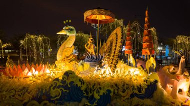 Bangkok, Tayland-Nisan 11: 2024 Sanam Luang 'daki çarpıcı Songkran geçidi. Bayan Songkran, 2023 Tayland Güzellik Kraliçesi.