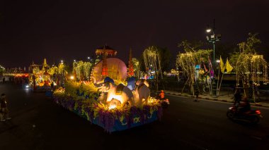 Bangkok, Tayland-Nisan 11: 2024 Sanam Luang 'daki çarpıcı Songkran geçidi. Bayan Songkran, 2023 Tayland Güzellik Kraliçesi.