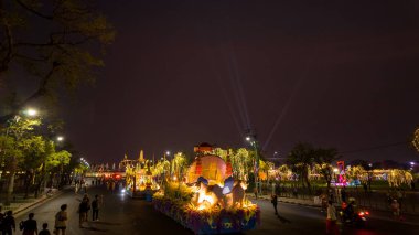 Bangkok, Tayland-Nisan 11: 2024 Sanam Luang 'daki çarpıcı Songkran geçidi. Bayan Songkran, 2023 Tayland Güzellik Kraliçesi.