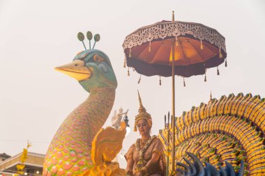 Bangkok, Tayland-Nisan 11: 2024 Sanam Luang 'daki çarpıcı Songkran geçidi. Bayan Songkran, 2023 Tayland Güzellik Kraliçesi.