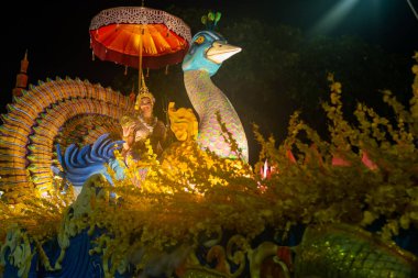 Bangkok, Tayland-Nisan 11: 2024 Sanam Luang 'daki çarpıcı Songkran geçidi. Bayan Songkran, 2023 Tayland Güzellik Kraliçesi.