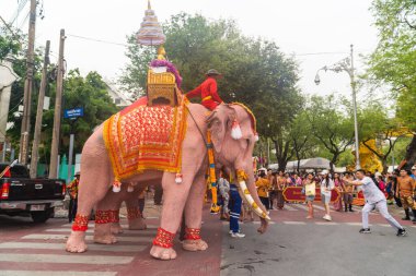 Bangkok, Tayland-Nisan 11.2024: Beyaz filler Songkran Günü 'nde büyük bir Songkran etkinliği düzenlemek için Noppamas geçit törenine katıldılar. 2024 Songkran Günü 'ne hoş geldin alayı