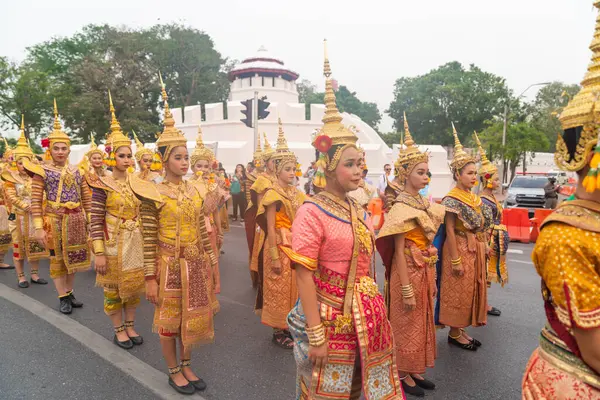 Bangkok, Tayland-Nisan, 11: 2024: Songkran Günü Nang Noppamas alayı