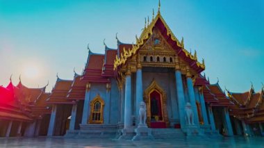 Wat BenchamabophitClouds 'un güzel şapeli gün doğumunda Wat Benchamabophit kilisesinin üzerinde süzülür. Wat Benchamabophit, Phra Buddha Chinnarat' ın Buda imajını barındırır..