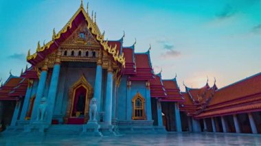 Wat BenchamabophitClouds 'un güzel şapeli gün doğumunda Wat Benchamabophit kilisesinin üzerinde süzülür. Wat Benchamabophit, Phra Buddha Chinnarat' ın Buda imajını barındırır..