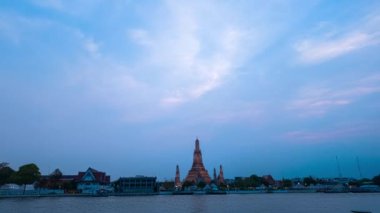 Chao Praya nehrinin yanında Arun Tapınağı 'nın güzel büyük geçidi.