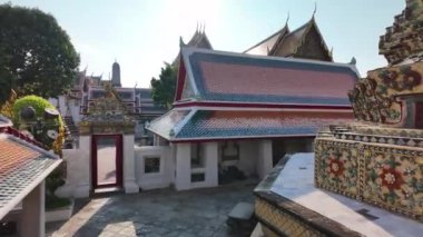 Pho 'daki güzel pagoda renkli karolarla süslenmiş.