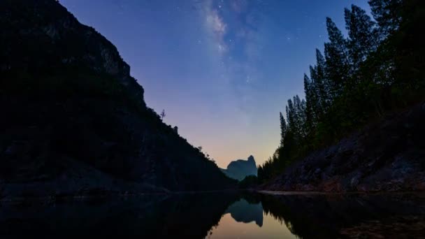 Удивительное Красивое Зрелище Ночью Карьере Большой Пруд Млечный Путь Находится — стоковое видео