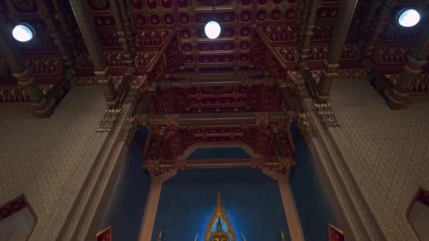 大理石の寺院にある仏像 バンコクのワット ベンチャマブヒット — ストック動画