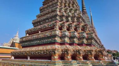 Parlak fayanslar ve renkli bardaklarla süslenmiş güzel pagoda.