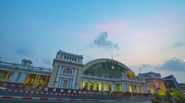 Zaman aşımı Hua Lamphong, Bangkok 'un göbeğindeki eski bir tren istasyonu.