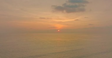 Mai Kho plajında, Phuket 'te denizin üzerinde güzel bir güneş var.