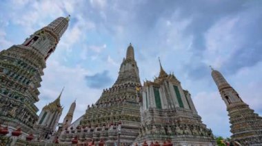 Zaman atlaması Phra Prang Wat Arun Chao Phraya Nehir manzarası boyunca olağanüstü güzel Büyük aydınlatılmış tapınak Wat Arun arkasında dünyanın en büyük ve en uzun pagoda.