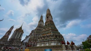 Wat Arun 'da zengin bir şekilde süslenmiş büyük pagodaların zaman atlaması. Pagoda Çin tarzında uygulanan Tayland mimarisidir. Jöleli fayanslar ve çok renkli ürünlerle süslenmiş. Wat Arun, Bangkok 'un simgesi..