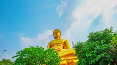 Mavi gökyüzündeki büyük altın Buda 'nın zamanı doldu. Bangkok 'taki en büyük Buda heykeli Wat Paknam Phasi Charoen' de altın rengidir. Bu, yabancılar için başka bir turistik cazibe. mavi gökyüzü arkaplanı