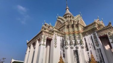 Wat Arun 'da zengin bir şekilde süslenmiş büyük pagodaların zaman atlaması. Pagoda Çin tarzında uygulanan Tayland mimarisidir. Jöleli fayanslar ve çok renkli ürünlerle süslenmiş. Wat Arun, Bangkok 'un simgesi.. 